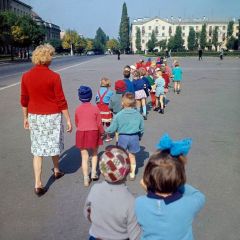 Детский сад на прогулке. Брест, площадь Ленина, 1966 год
