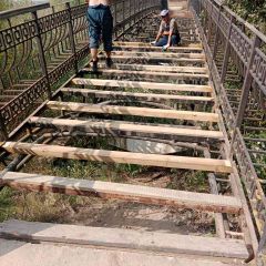 На мосту в Красном дворе идет устройство настила