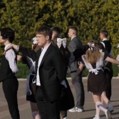 Читатель: Красиво получилось! Выпускники Пинской гимназии станцевали вальс на главной площади города
