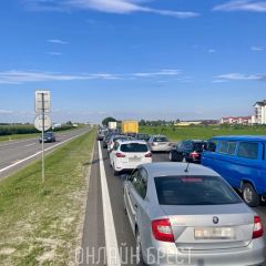 На выезде из Бреста в сторону Кобрина очень большая пробка. Фотофакт