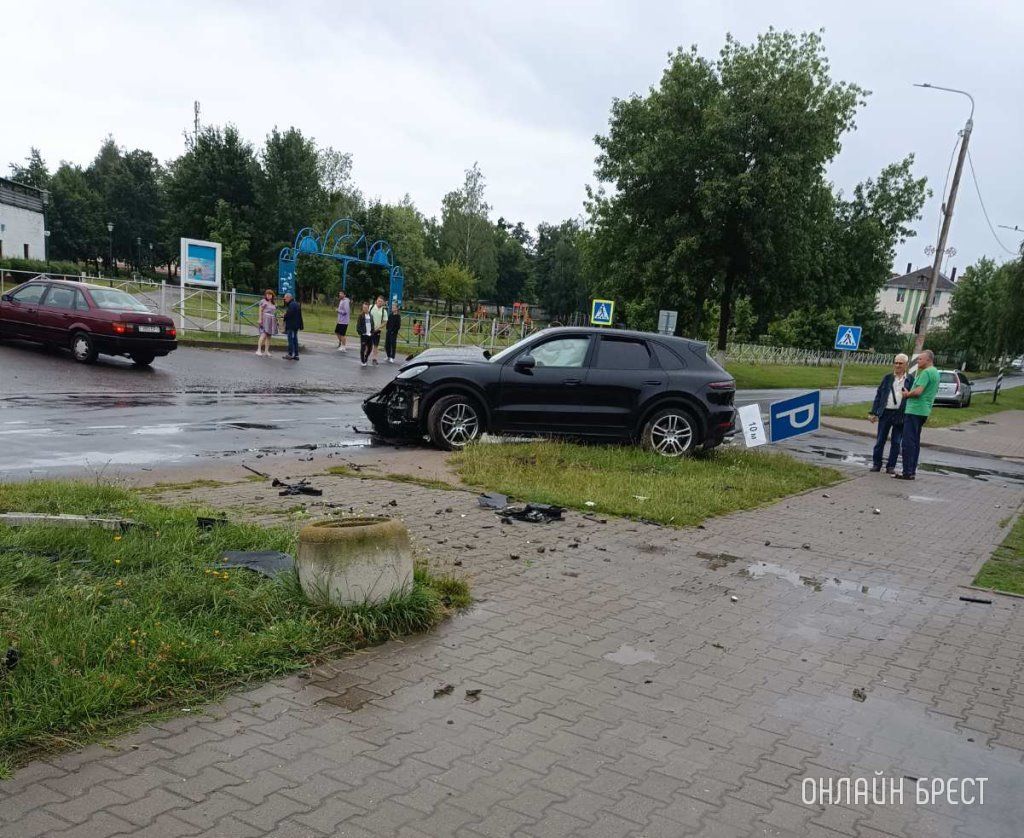 Очевидец: Porsche снес бетонный столб в Белоозерске