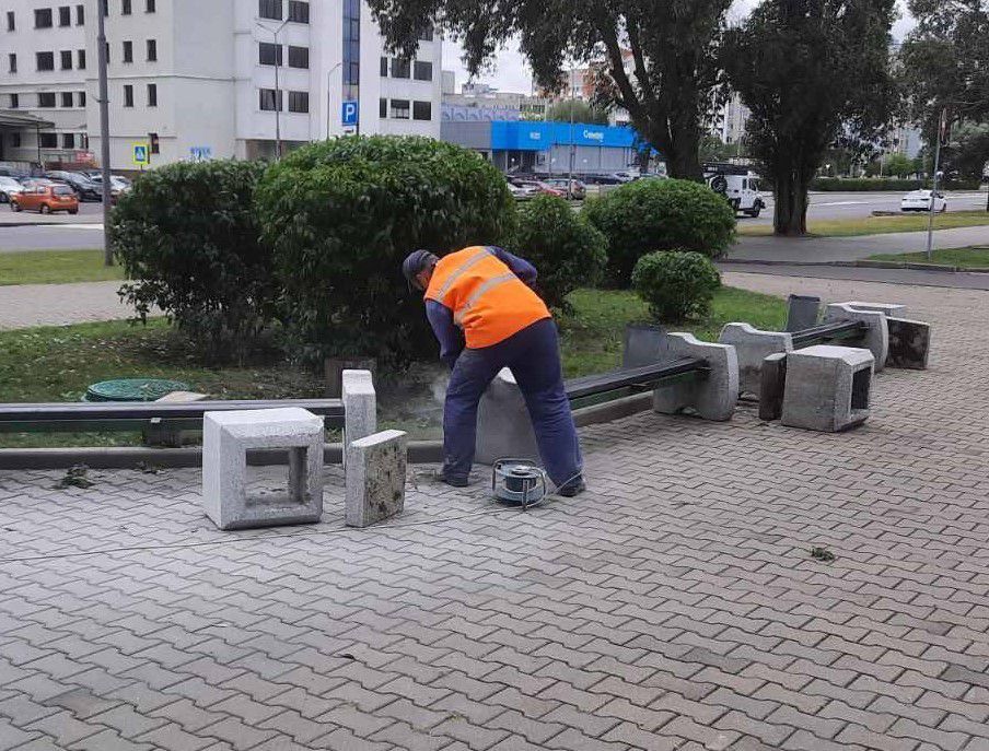 В рамках месячника по благоустройству сотрудники КУП «Брестское спецпредприятие»  обновили скамейки около ЦОР «Виктория»