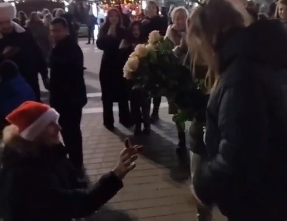 Читатель: Это было мило! В Бресте парень в новогоднюю ночь сделал своей девушке предложение руки и сердца