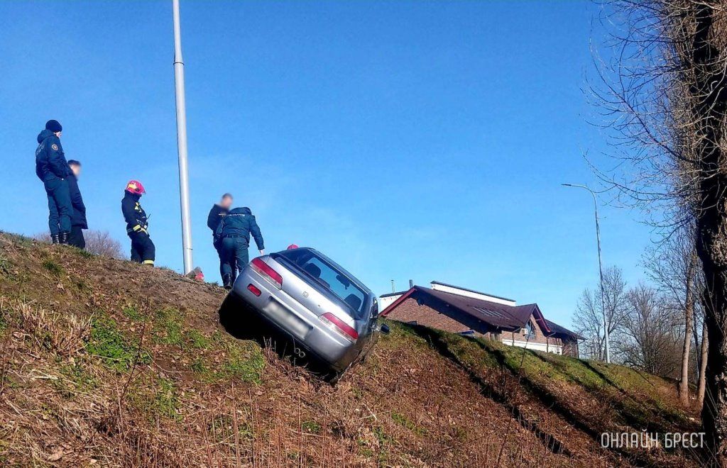 Очевидец: Сегодня в Бресте машина свалилась с путепровода. Подробности неизвестны