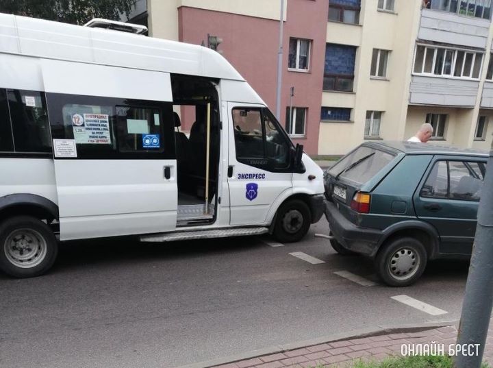 Сегодня в Бресте на ул. Брестских Дивизий маршрутка попала в ДТП
