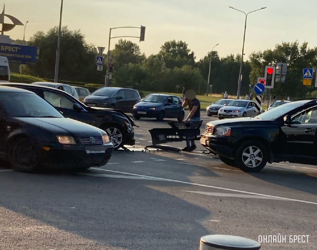 В Бресте на Варшавском шоссе столкнулись автомобили