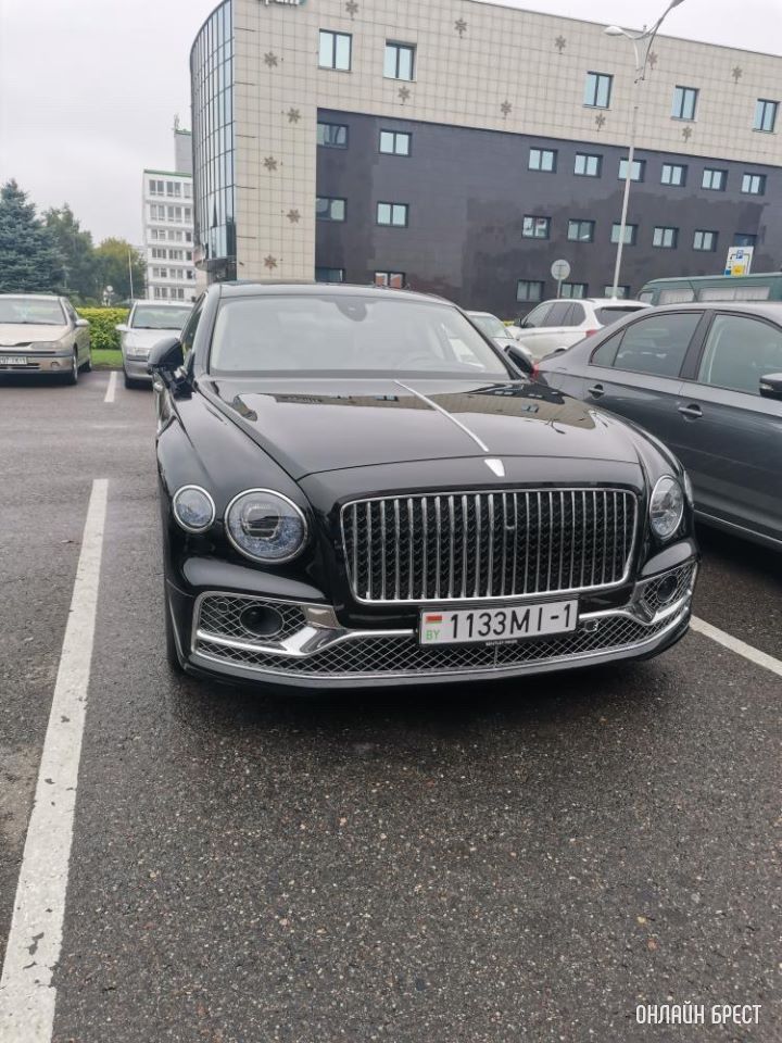 Понимаю, что публикация не из важных, но иногда в Бресте встречаются интересные автомобили, хочется поделиться фотографиями