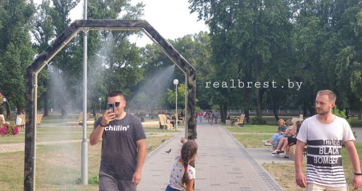 В Бресте установили охлаждающие арки