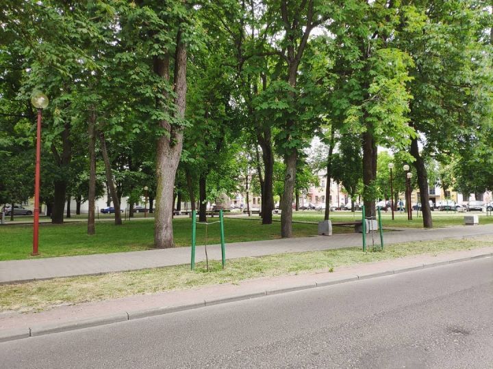 В сквере на площади Свободы когда-то был заборчик, который отлично защищал дорогу от внезапного появления детей на ней