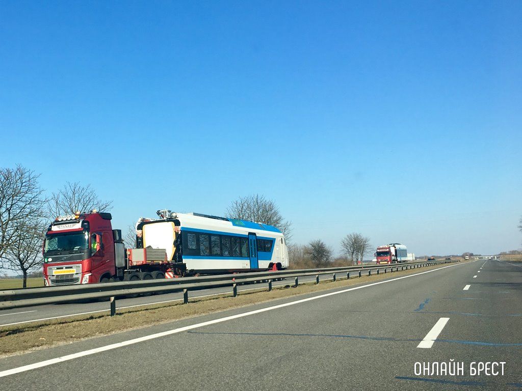 Читатель: Пару дней назад в сторону Бреста везли вагоны. Куда их потом направляют?