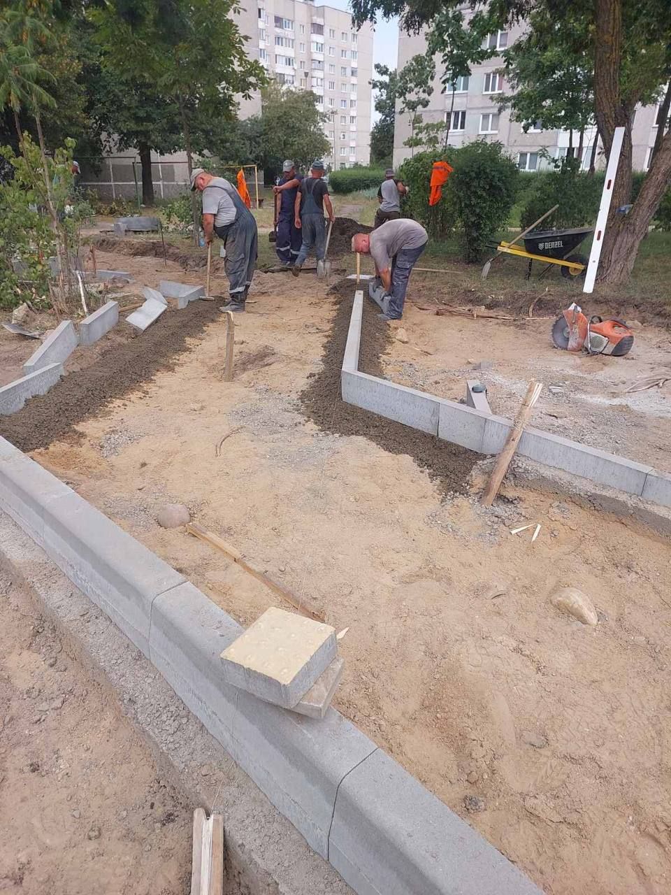 В Бресте на улице Орловской благоустраивают проезд к 28 школе - ведется установка дорожного и тротуарного бортов