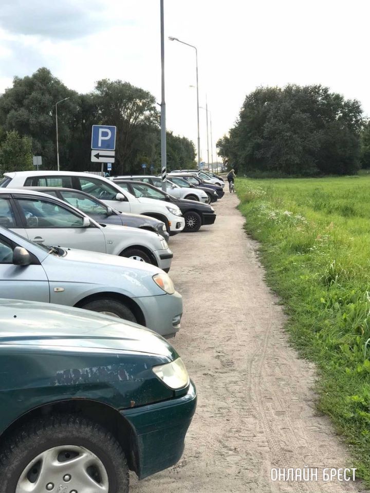 Вот так водители оставляют автомбили на велодорожке. Брест, Катин Бор, возле Санты