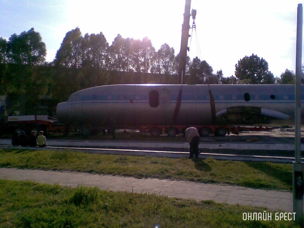 Помните самолет Ил-18 на улице Гаврилова в Бресте? Нашёл архивные фотографии, как его разбирали