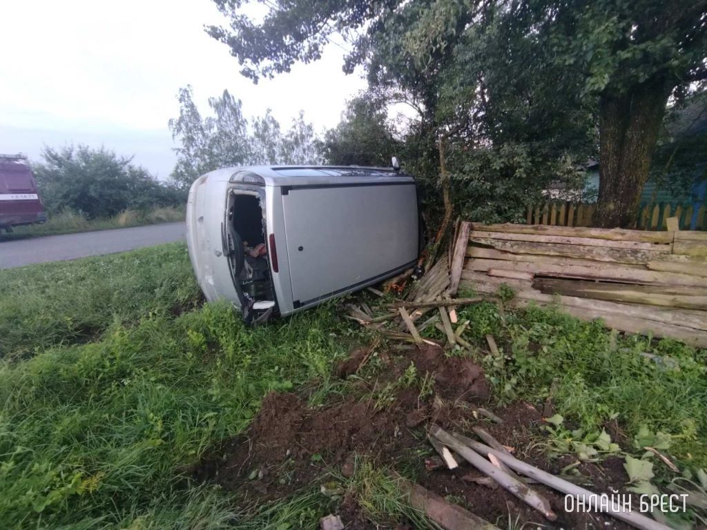 В Пружанском районе автомобиль в результате ДТП оказался на боку