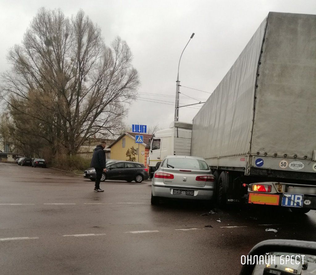 Очевидец: Фура и легковушка. В Бресте на Я.Купалы ДТП