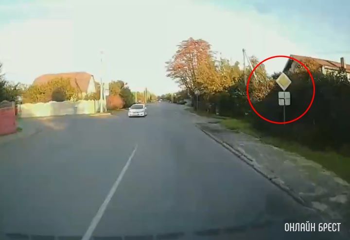 Читатель: Брест, ул.Дворникова. Таксист на знак «stop» остановился, а пропустить забыл