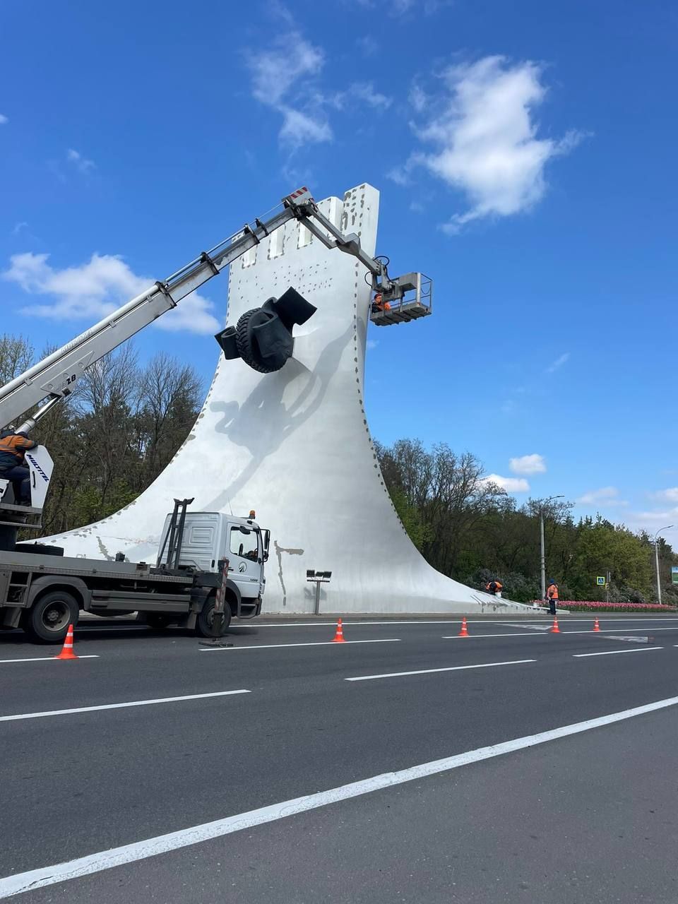 К майским праздникам ведется косметический ремонт стелы на въезде в Брест