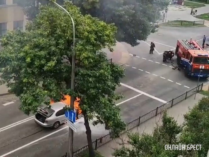Читатель: Полное видео, как вчера в Бресте на Пушкинской тушили автомобиль