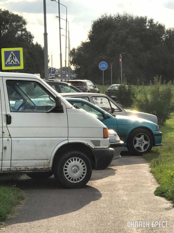 Вот так водители оставляют автомбили на велодорожке. Брест, Катин Бор, возле Санты