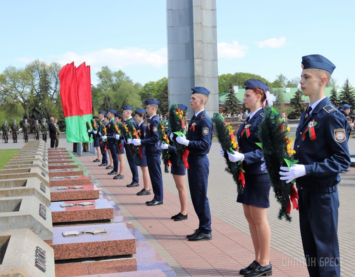 Читатель: Возложение венков к пилонам городов-героев в Брестской крепости
