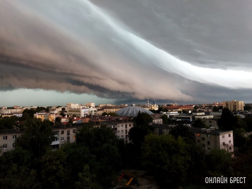 Ещё несколько фото утреннего неба над Брестом, снятые читателями сегодня