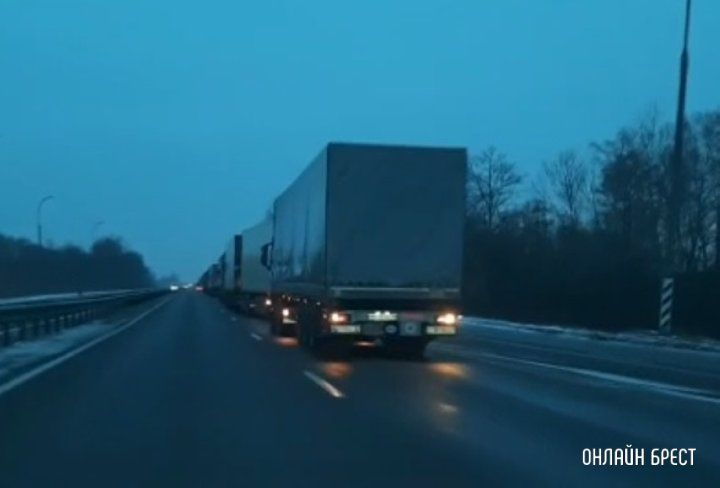 Читатель: Снова очередь на Козловичи, почти от Каменецкого кольца.