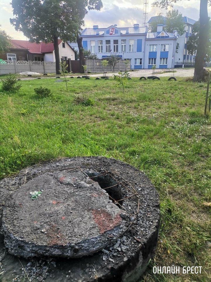 Читатель: Опасно! Нужно менять или ремонтировать люк. Брест, Граевка