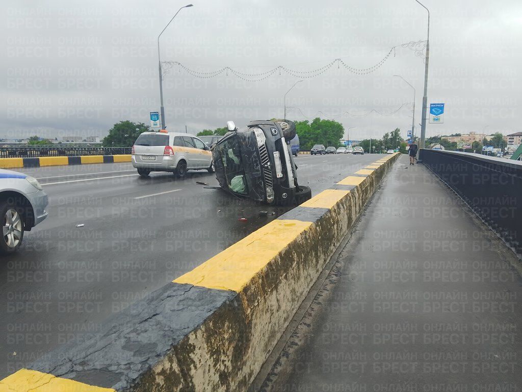 Читатель: В Бресте на мосту возле ж/д вокзала перевернулся автомобиль