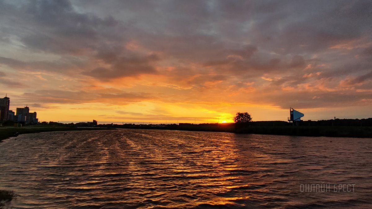 Читатель: Сегодняшний закат в Бресте. Красота!