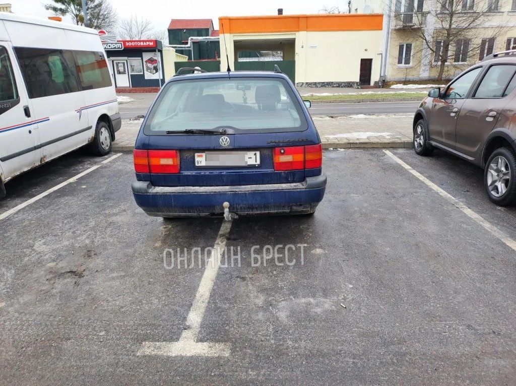 Читательница: Вот так паркуются водители в Бресте и не заморачиваются, что людям припарковаться негде