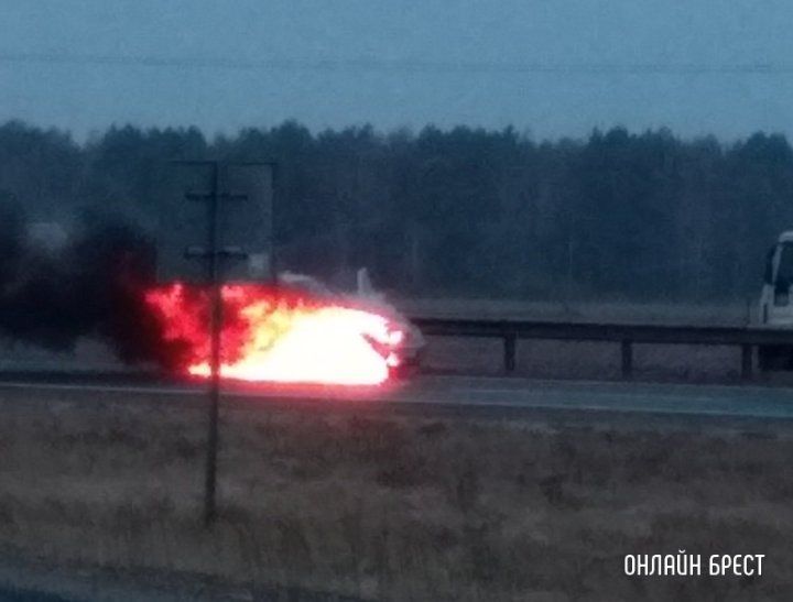 Читатель: Жесть! Возле Бреста сильно горел автомобиль