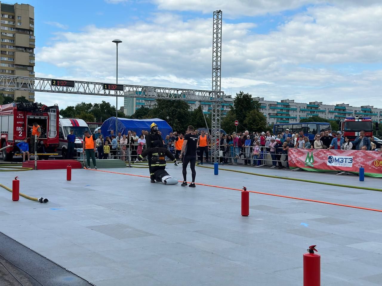 На площадке у администрации Московского района стартовали соревнования «Сильнейший пожарный спасатель «Брестский рубеж-2023»