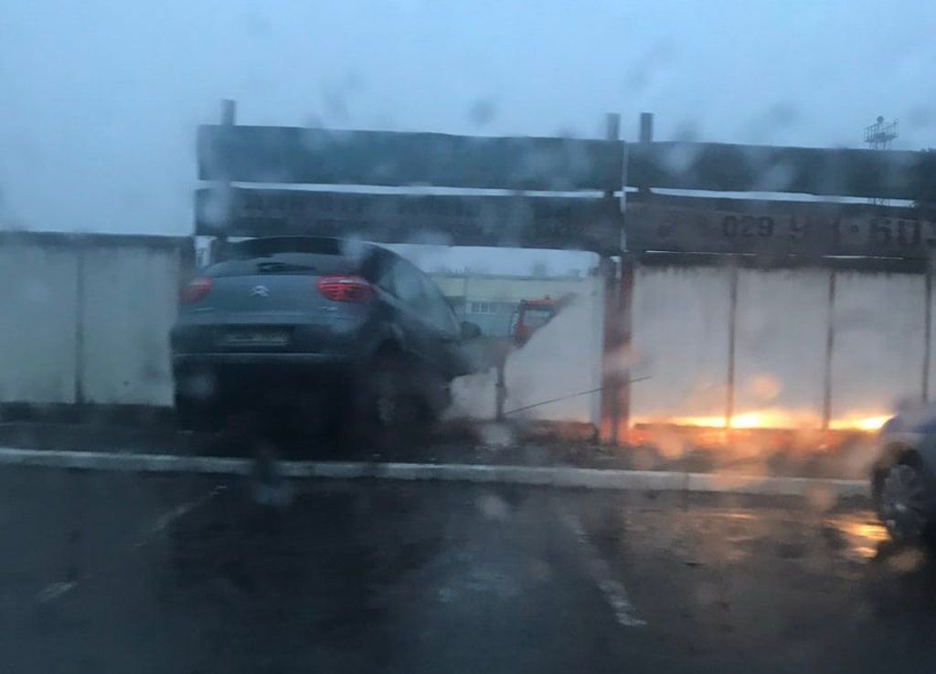 Очевидец: В Пинске автомобиль протаранил забор