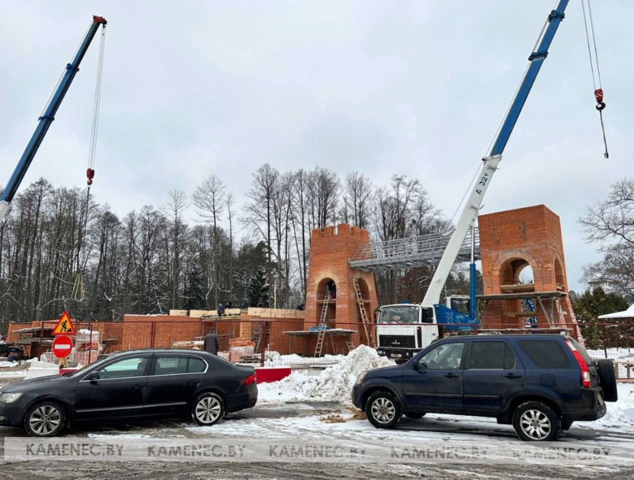 Работы по реконструкции въездной брамы в «Беловежской пуще» в самом разгаре