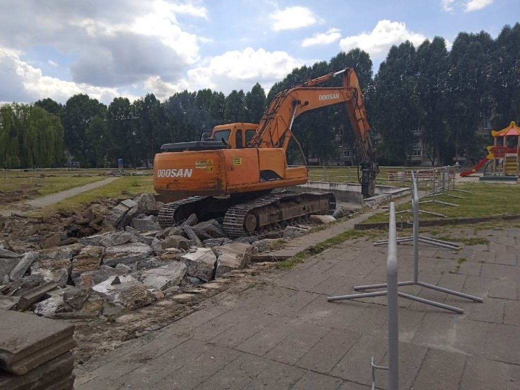Брестчанка: разбирают бассейн детского городка возле ФОКа. В историю уходит целая эпоха