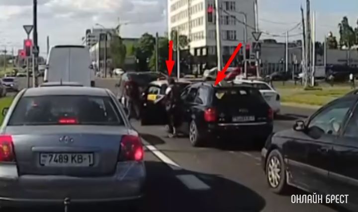 В Бресте автомобиль такси врезался в «Ауди». Как думаете, что произошло?
