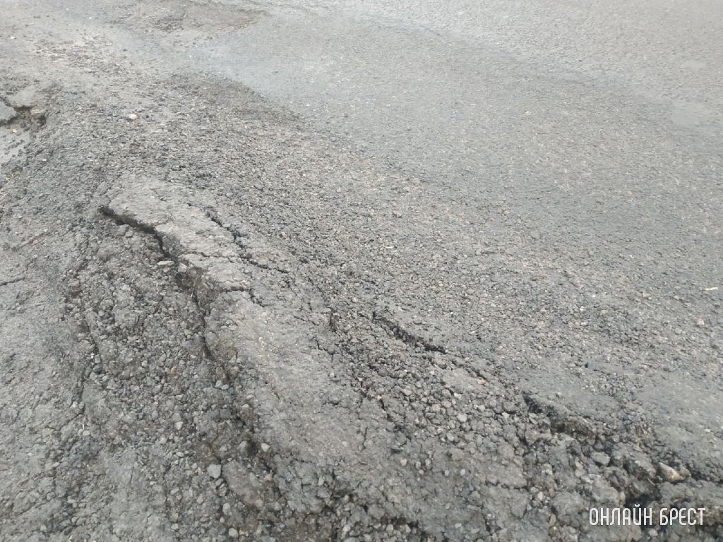 Брест, ул. Московская. Невозможно нормально выехать со двора из-за этих бугров на дороге