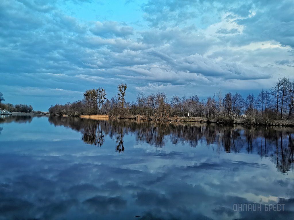 Читатель: Набережная Бреста. Фото сделаны вчера перед грозой
