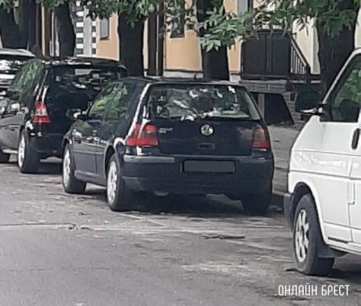 Девушка парковалась на Машерова в Бресте, въехала в бампер стоящей машины и поехала дальше