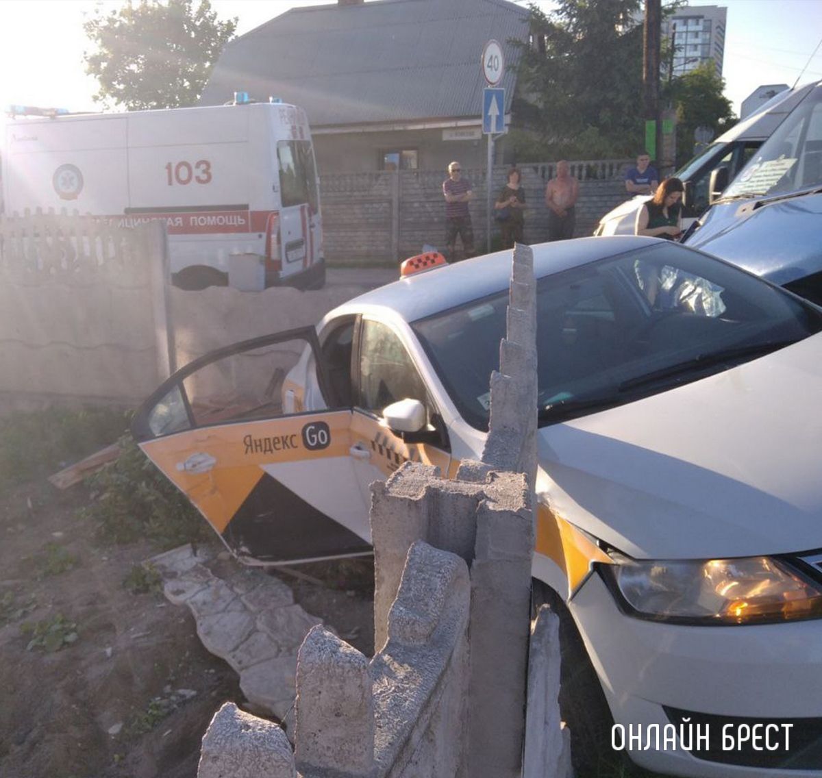 Очевидец: ДТП в Бресте на Киевке. Маршрутка врезалась в такси - машина протаранила забор