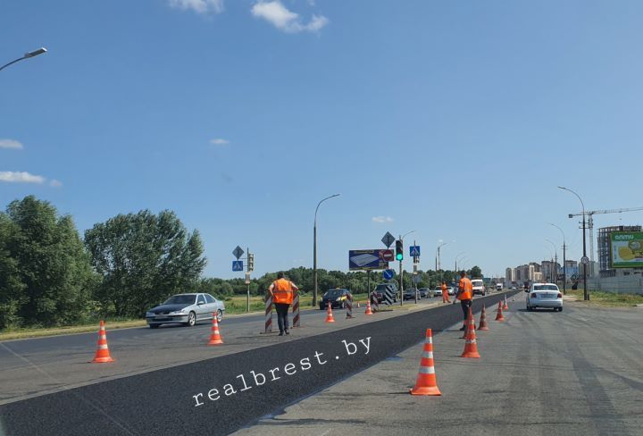 В Бресте на Варшавском шоссе укладывают новый асфальт