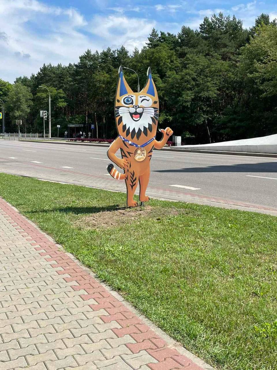 Фотофакт. Талисман II Игр стран СНГ - самобытная белорусская Рысь, приветствует жителей и гостей города у стелы