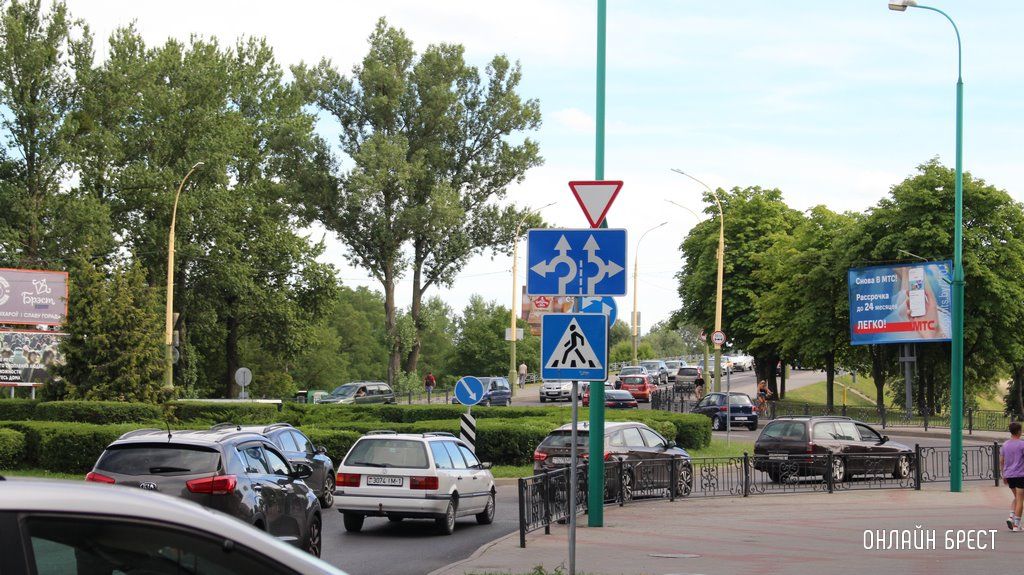 Читатель: верно ли такое расположение движения или же правильнее двигаться только с крайней правой полосы, ввиду образования заторов?