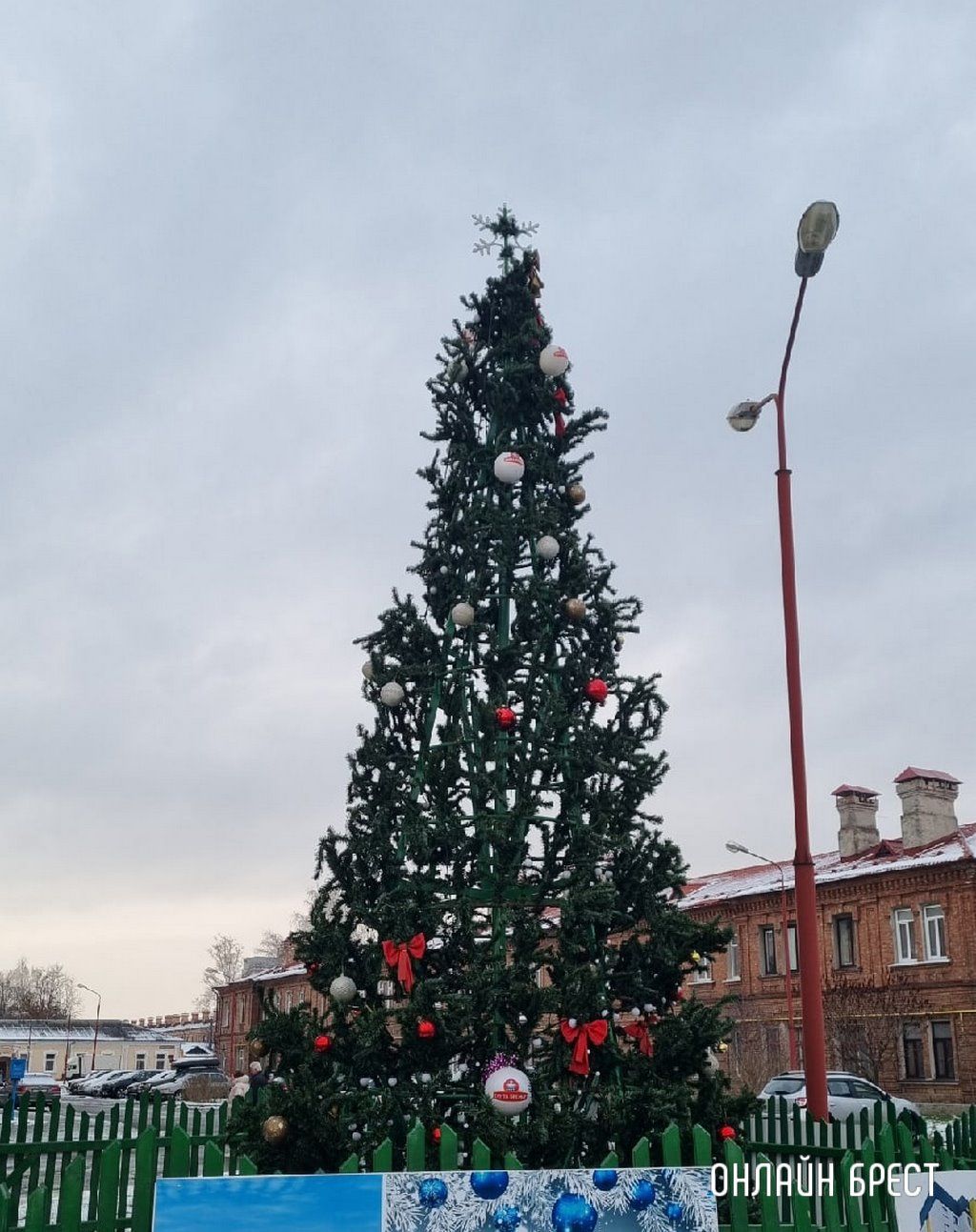 Читатель: Брест готовится к Новому год. В Северном городке установили ёлку
