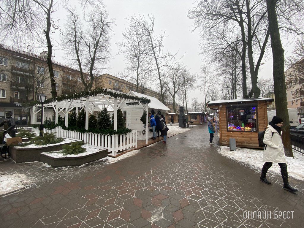Читатель: Новогодняя улица Гоголя в Бресте. Фото сделаны вчера