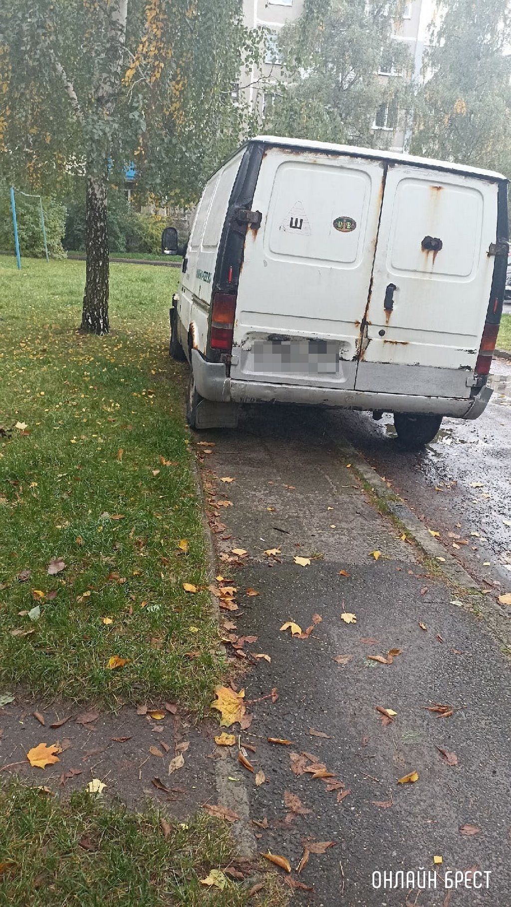 Читатель: Постоянно так паркуется на этом месте. Потом на тротуаре остаются пятна от масла. Разве это нормально?