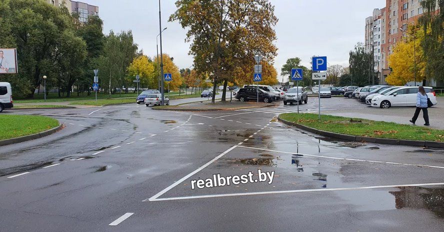 На перекрестке с круговым движением улиц Гоголя и Кирова в Бресте обновили разметку