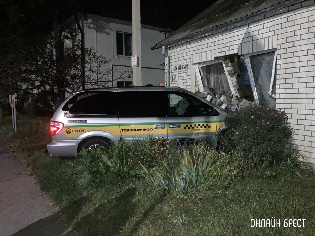 Ночью в Бресте водитель такси «въехал» в дом на Пушкинской