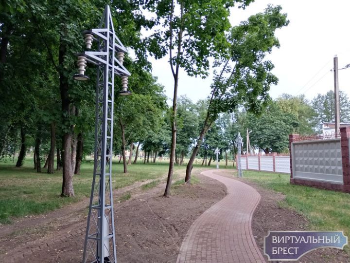 Аллея фонарей в виде ЛЭП появилась в городском саду Бреста