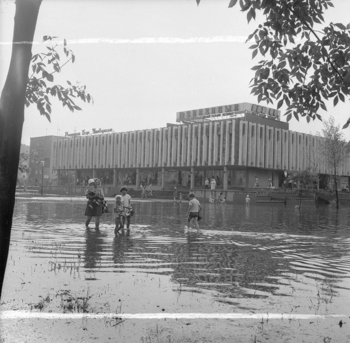 Читатель: Классное фото из прошлого! Брест, универсам и ресторан «Юбилейный»